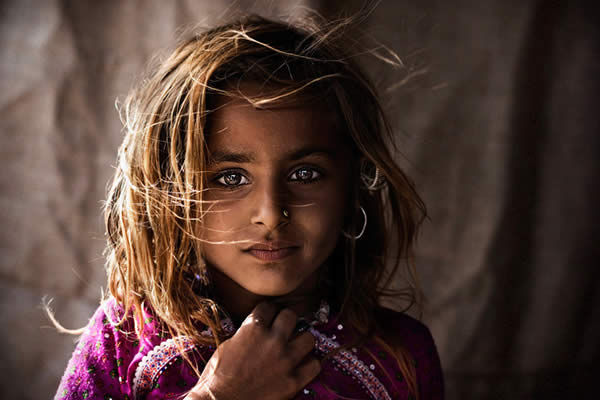 http://www.pxleyes.com/blog/wp-content/uploads/50-touching-photos-showing-the-children-of-the-world/23.jpg