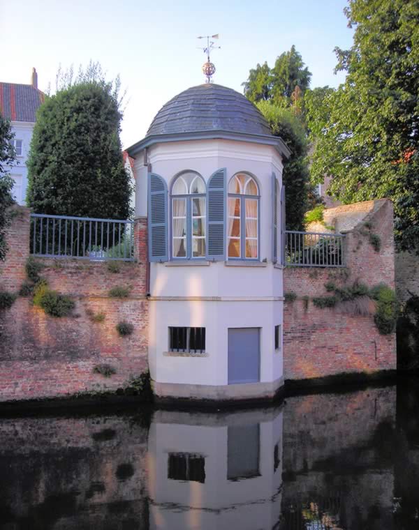 Summerhouse by the Canal