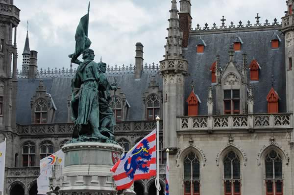 Estatua en la plaza mayor de Brujas