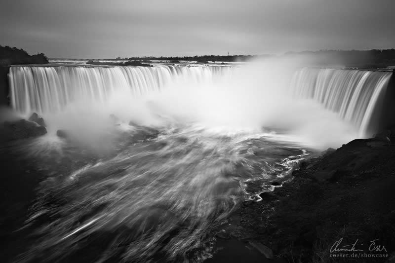 Niagara Falls at the border of Ontario ( Canada ) and New York ( USA ) 