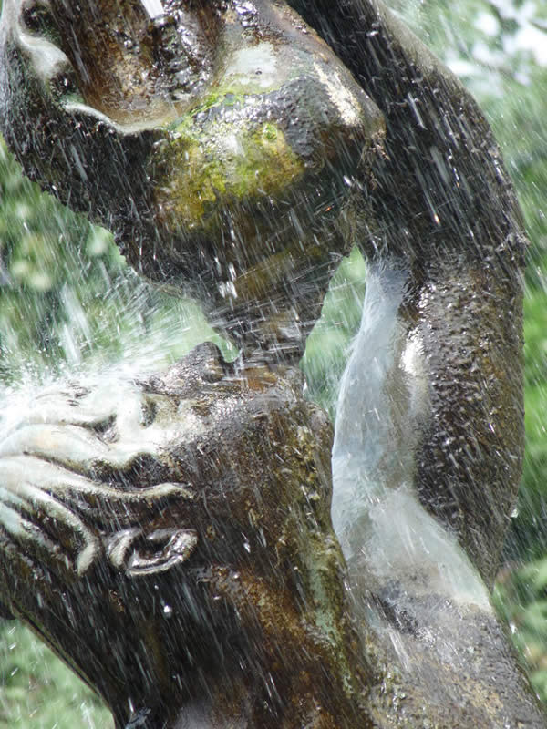 a fountain at regents park