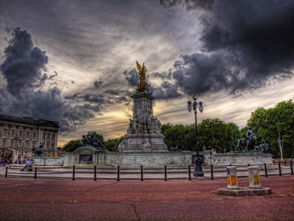 Виктория Памятник, Букингемский дворец