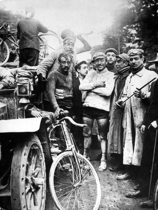 The finish of the first Tour. At the right: the first winner, Maurice Garin. 1903