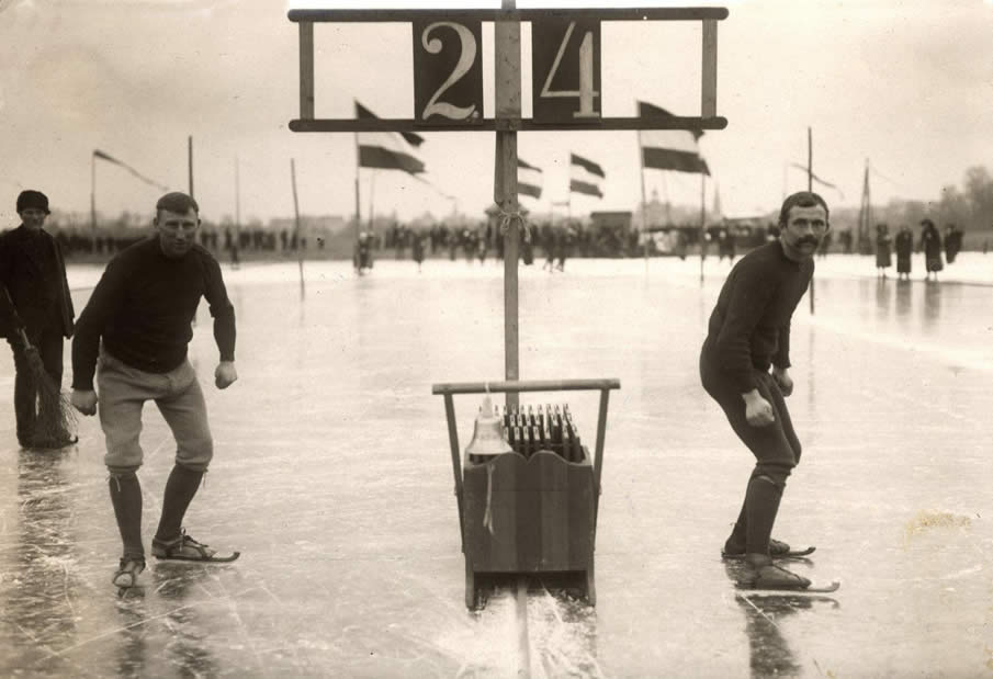 Speed skating: Dutch skaters Lijkle Poepjes and B. van der Zee standing ready for the start of a skating race in Leeuwarden (the Netherlands), 1914.