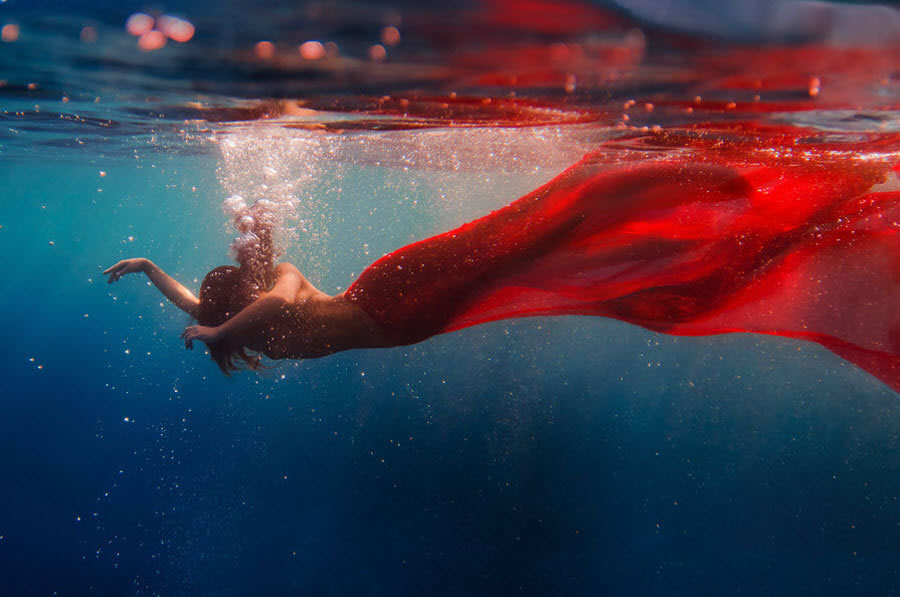 Underwater Dance. Red Tail.