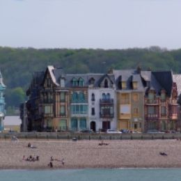Colorfulhousesonthewaterfront