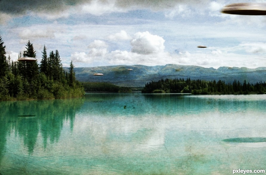 Boya lake Canada, 5 silver disc shaped flying saucer sighting in 1964