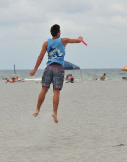Play beach Frisbee