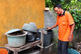 Entry number 106436 Vegetable dye man, Bali