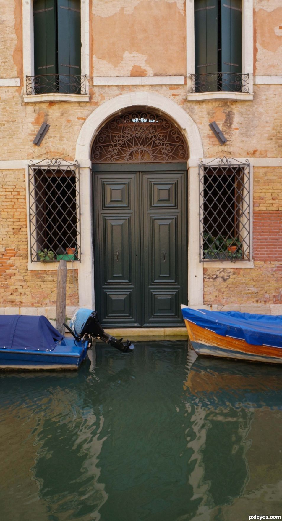Venetian door