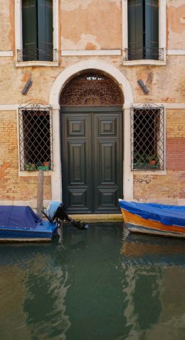 Venetian door
