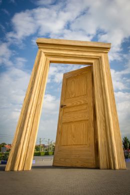 A door for giants !