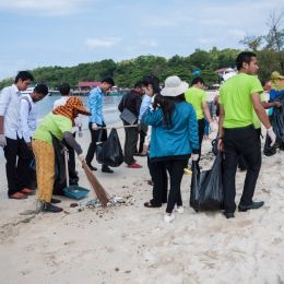 Youngpeoplecleaningthebeach