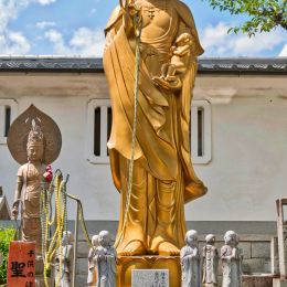 Golden statue Picture
