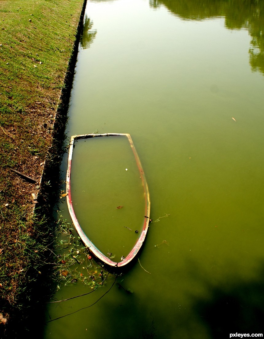 Boat in Water photoshop picture)