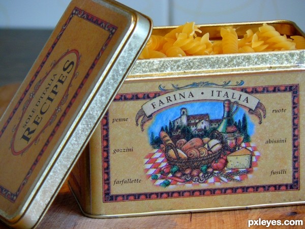 Italian pasta container