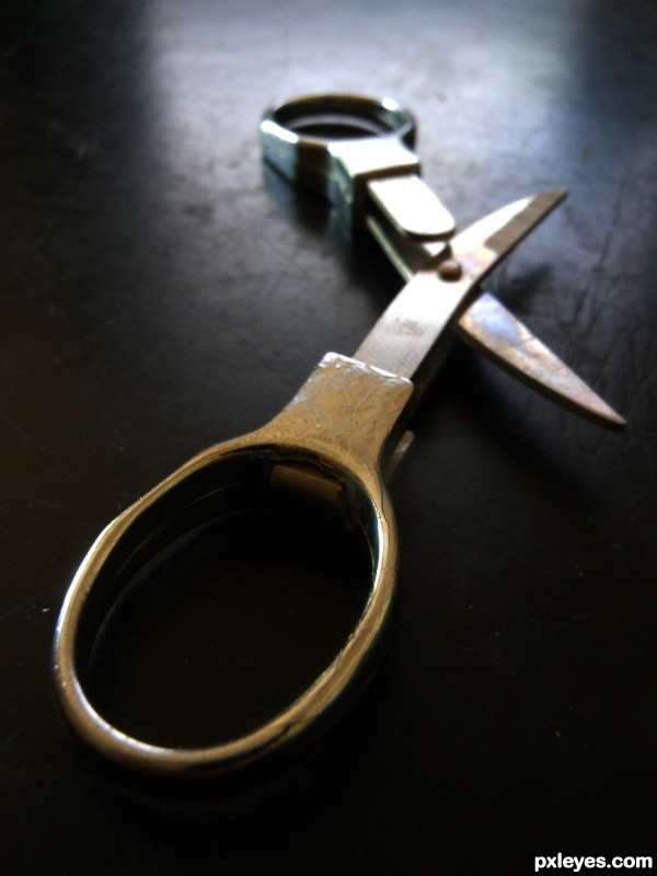 Folding sewing scissors