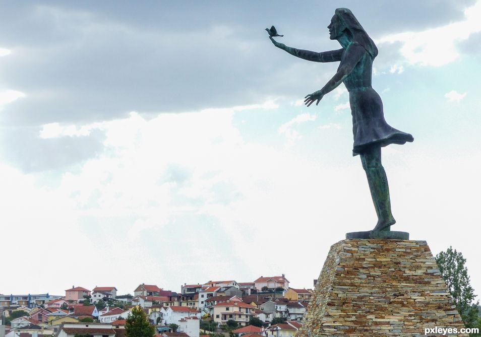 Mirandela, The girl with dove