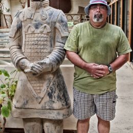 Chinesestatuewithtourist