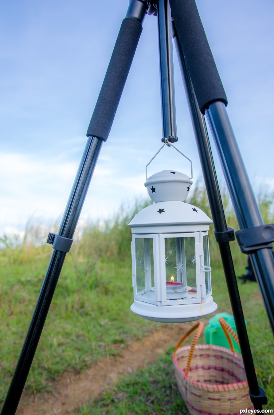 Candle lamp hanged on a tripod