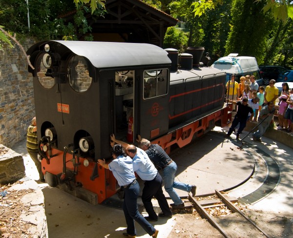 hand operating turntable