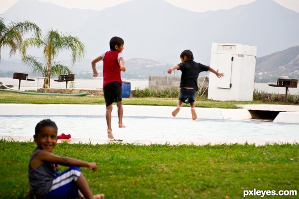 KIDS JUMPIN TO THE WATER