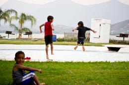 KIDS JUMPIN TO THE WATER